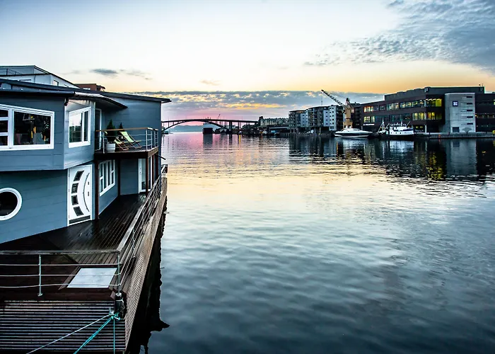 Úszó hotel Floating 4*